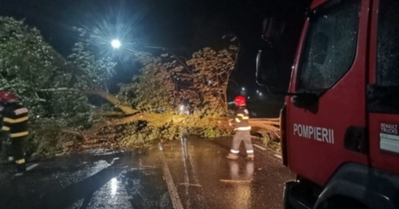 Romániában szörnyű időjárási viszontagságok sújtják a lakosságot, és a hatóságok vörös riasztást rendeltek el az ország területén. A szélsőséges időjárás következtében jelentős károk keletkeztek, és a lakók biztonsága érdekében fokozott óvatosságra van sz