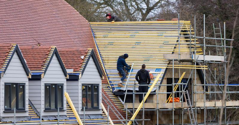 Valami különös lebeg a levegőben: bármerre is indulunk, mindig ugyanaz a kérdés kísér minket.