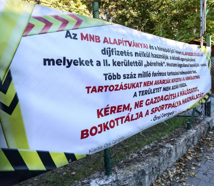 Őrsi Gergely egy figyelemfelkeltő molinón hívta fel a figyelmet a Marczibányi téri sportközpont bojkottjára.