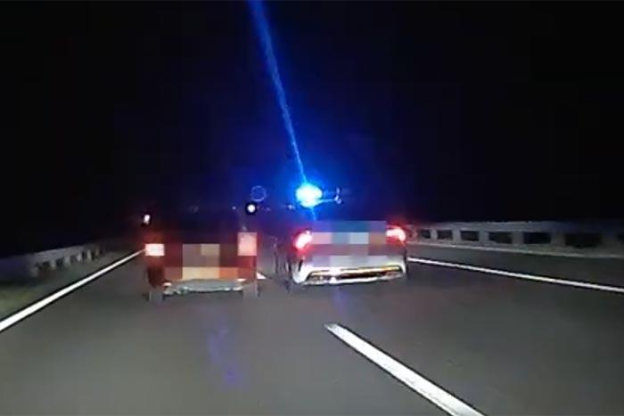 Videón látható, ahogy egy tolvaj menekülése közben ütközik egy rendőrautón az M5-ös autópályán.