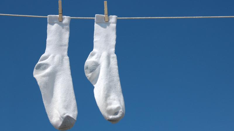 30 perc alatt varázsolja újjá az elszürkült zoknikat egy természetes házi csodaszer – és nem, ezúttal nem a szódabikarbóna a titkos összetevő!