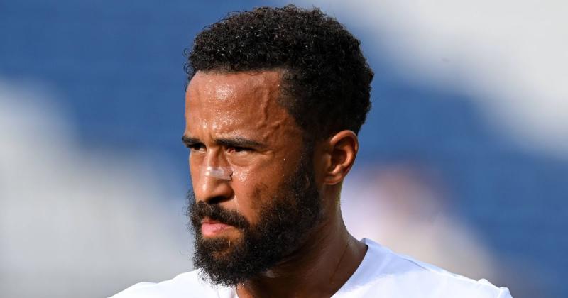 Bár a pálya állapota katasztrofális, a korábbi angol válogatott focista mégis örömmel játszik.