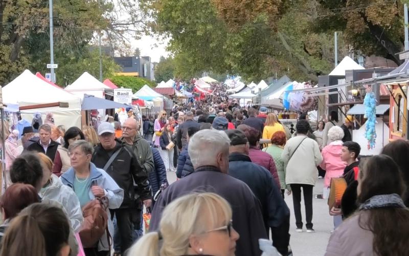 Több ezer ember kereste fel naponta Párkány városát, ahol lezárult a 477. Simon-Júda vásár. A rendezvény évről évre vonzza a látogatókat, idén sem volt ez másként.