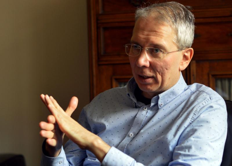 Meskó Zsolt rendező különleges passiójáték-képzéseket vezet, ahol a résztvevők mélyebb betekintést nyerhetnek a színház e szent hagyományába. A program során a résztvevők nemcsak a színpadi előadás technikáit sajátíthatják el, hanem a passiójátékok történ