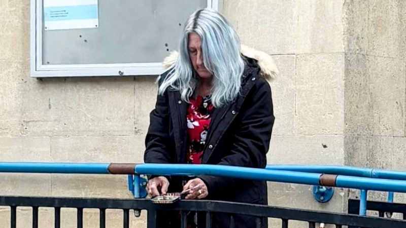 Egy pohár borral a kezében, bátran araszolt a forgalommal ellentétes irányban a merész nagymama.