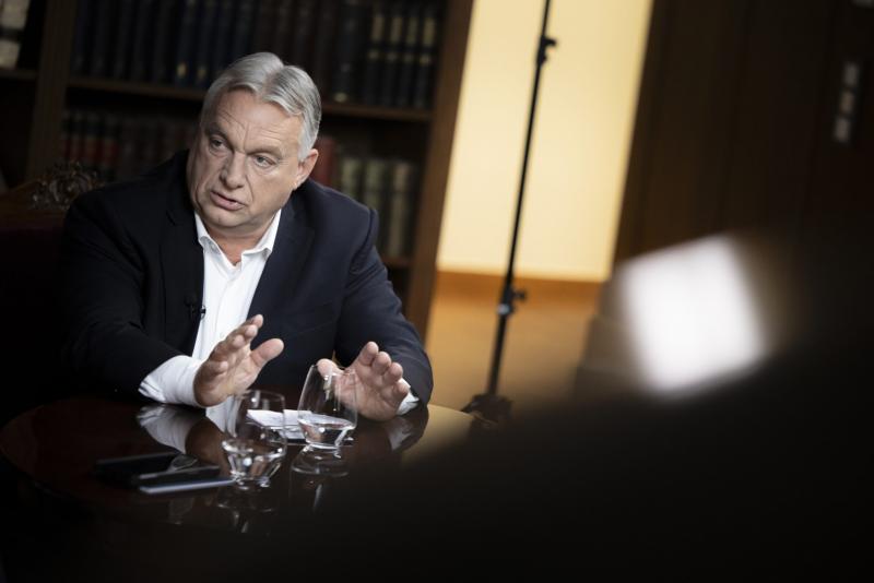 Orbán Viktor a ChatGPT-ről: Most már elérkezett az idő, hogy egy géppel folytassunk párbeszédet, amelyhez kérdéseket intézhetünk, és amely készséggel válaszol nekünk. | szmo.hu