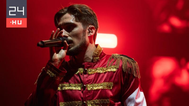 Krúbi egy különleges dalt írt újszülött gyermekének, amely tele van érzelmekkel és szülői szeretettel. A zeneszám az édesapa büszkeségét és örömét fejezi ki, miközben a kicsi számára egyedülálló üzeneteket fogalmaz meg. A dal szövegei a családi kötelékek 