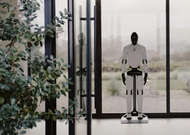 Felemelő és egyben hátborzongató, ahogy ez a robot az emberek otthonaiban 