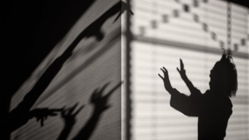 A pápateszéri férfi lányok után kutat, miközben a bakonyi falu lakói félelemmel figyelik a közelgő eseményeket.