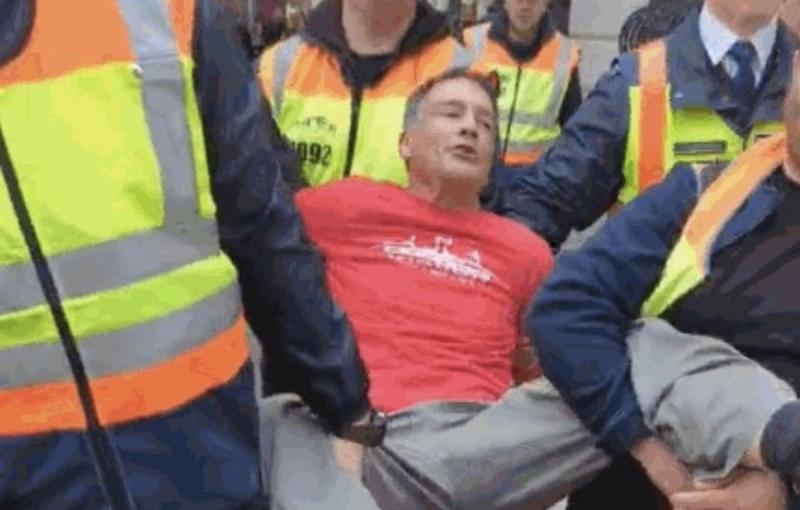 Csőgör Pétert bilincsek között távolították el a Kossuth térről, ő pedig azt állítja, hogy a kihallgatásához hamis tanúvallomások szolgáltatták az alapot. | szmo.hu