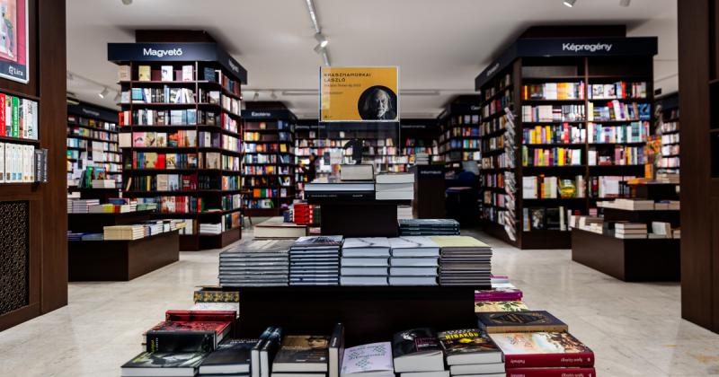 A könyvesboltokat elözönlötték a vásárlók, és szinte mindenütt kiürültek Krasznahorkai László műveinek polcai.