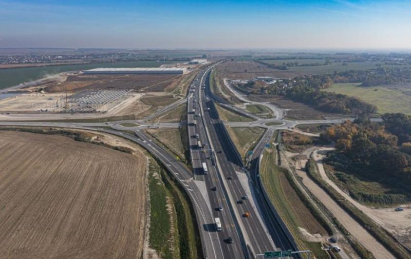 Pénteken különösen intenzív forgalomra érdemes felkészülni az autópályákon, így érdemes időben útnak indulni.