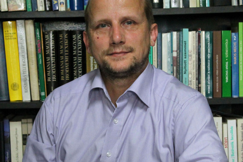 Az adóhivatal baloldalról érkezik.