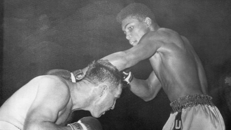 Az ifjú megérkezett egy csillogó, vadonatúj Cadillac volánjánál, és olyan elszántsággal hajtott végig az utcákon, hogy a rendőröknek nem volt más választásuk, mint hogy a sarkukra álljanak.